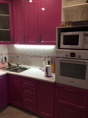 кухня-розовый-металлик-4