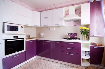 Угловая кухня фиолетовая с белым